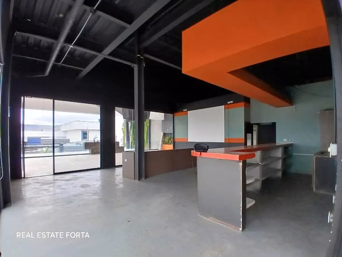 207 m² restaurant space at Maderos Plaza — photo 2