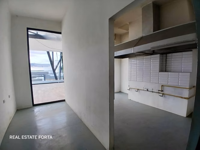 207 m² restaurant space at Maderos Plaza — photo 4