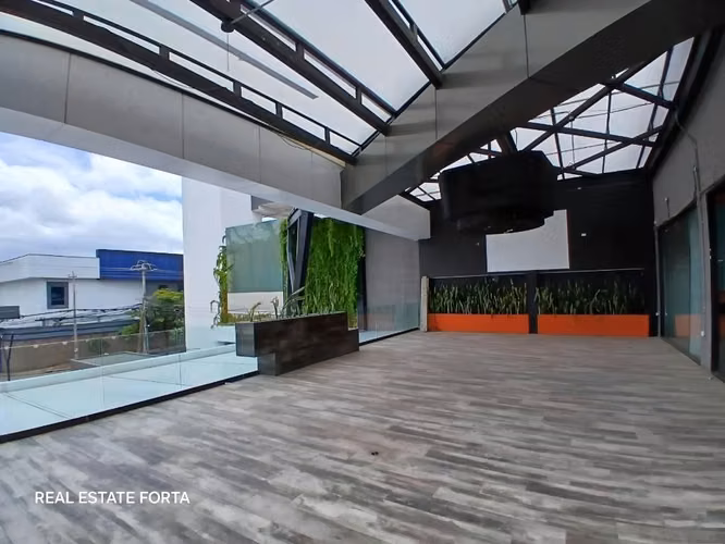 207 m² restaurant space at Maderos Plaza — photo 5