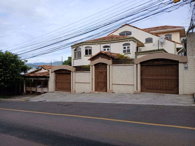 Large 6BR three-level house in Tegucigalpa
