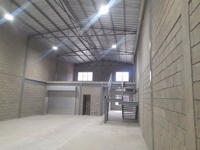 528 m² office-warehouse near UNITEC — photo 2