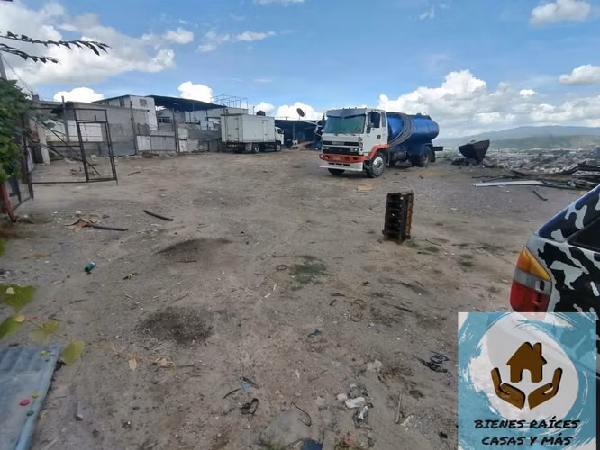 2,096 m² roadside lot on the Anillo Periférico
