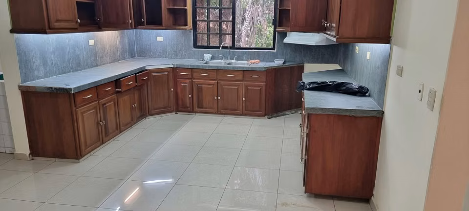 Spacious 3BR apartment with maid's room in La Moderna