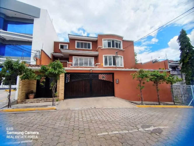 4BR three-level luxury house in Lomas del Guijarro