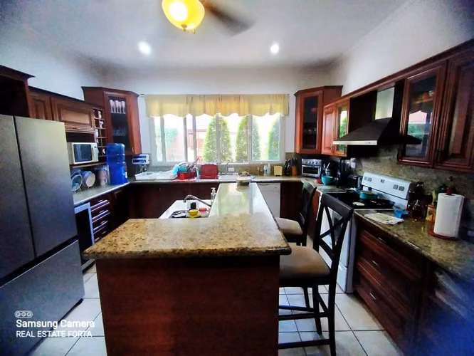 4BR three-level luxury house in Lomas del Guijarro — photo 4