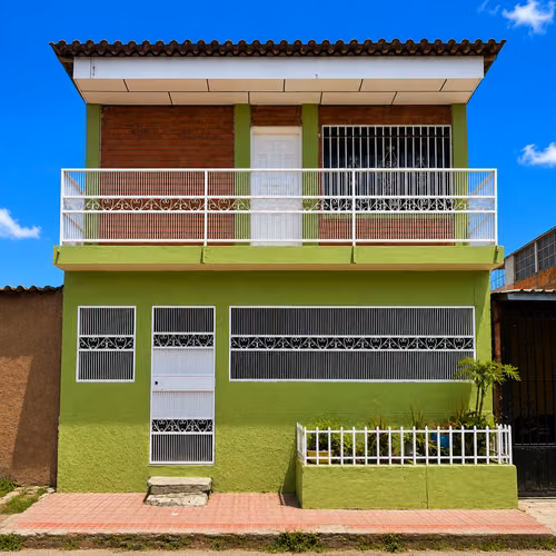 Budget 5BR two-level house in Col. El Pedregal