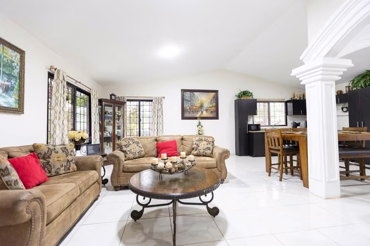 Furnished 3BR house on 1,504 v² in Valle de Ángeles — photo 3