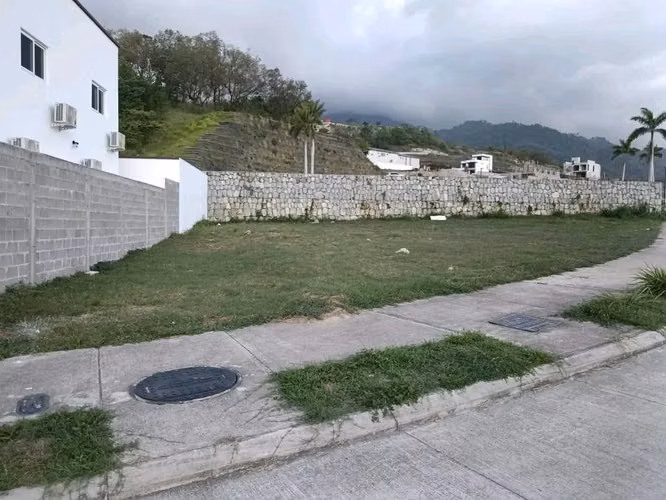684 vara² corner lot in Bosques de Jaragua