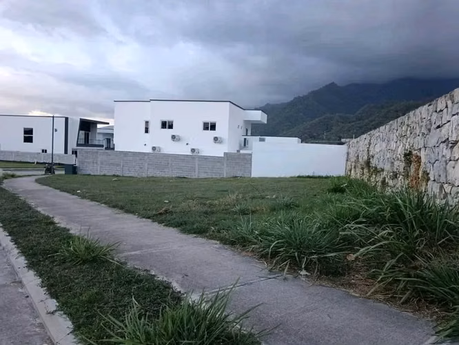 684 vara² corner lot in Bosques de Jaragua — photo 3