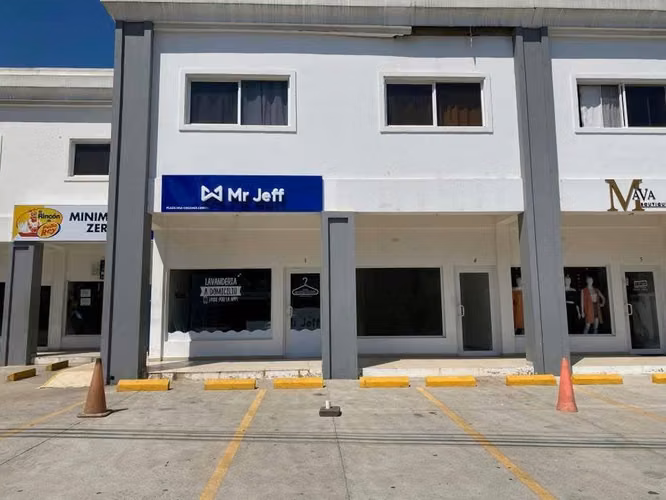32 m² retail unit in Plaza Mia, Colonia Zerón